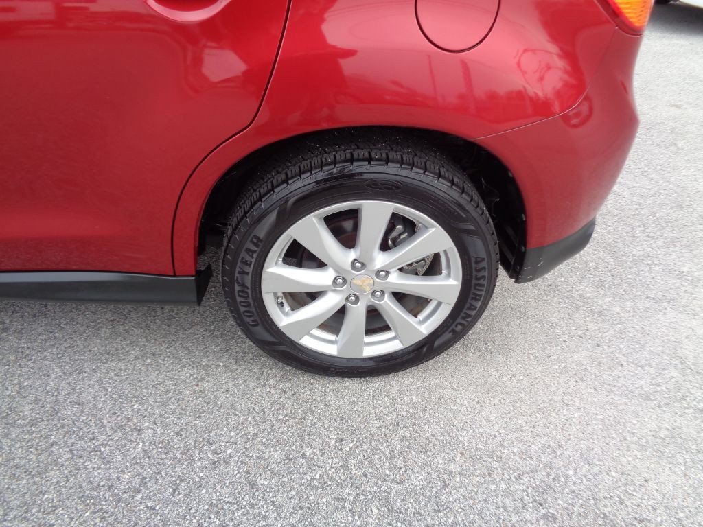 2014 Mitsubishi Outlander Image 2