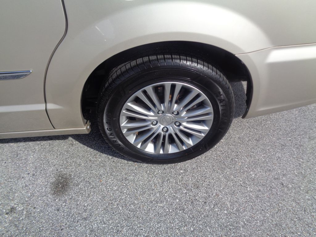 2014 Chrysler Town & Country Image 2