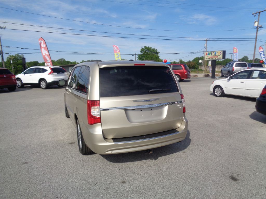 2014 Chrysler Town & Country Image 3