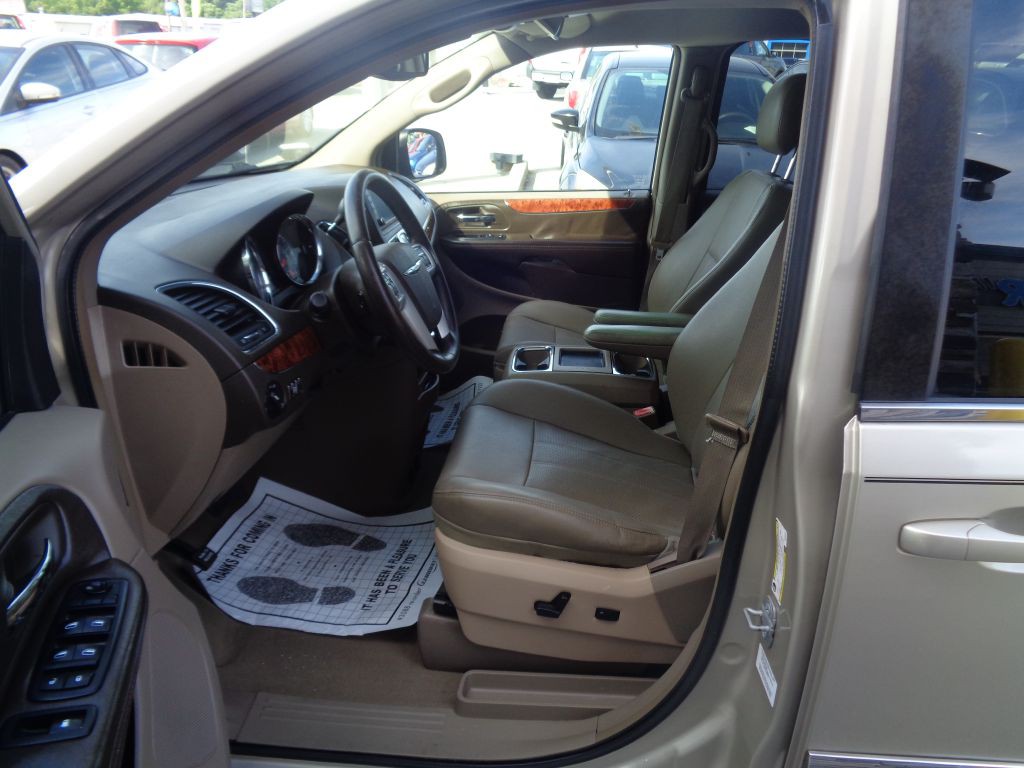 2014 Chrysler Town & Country Image 6