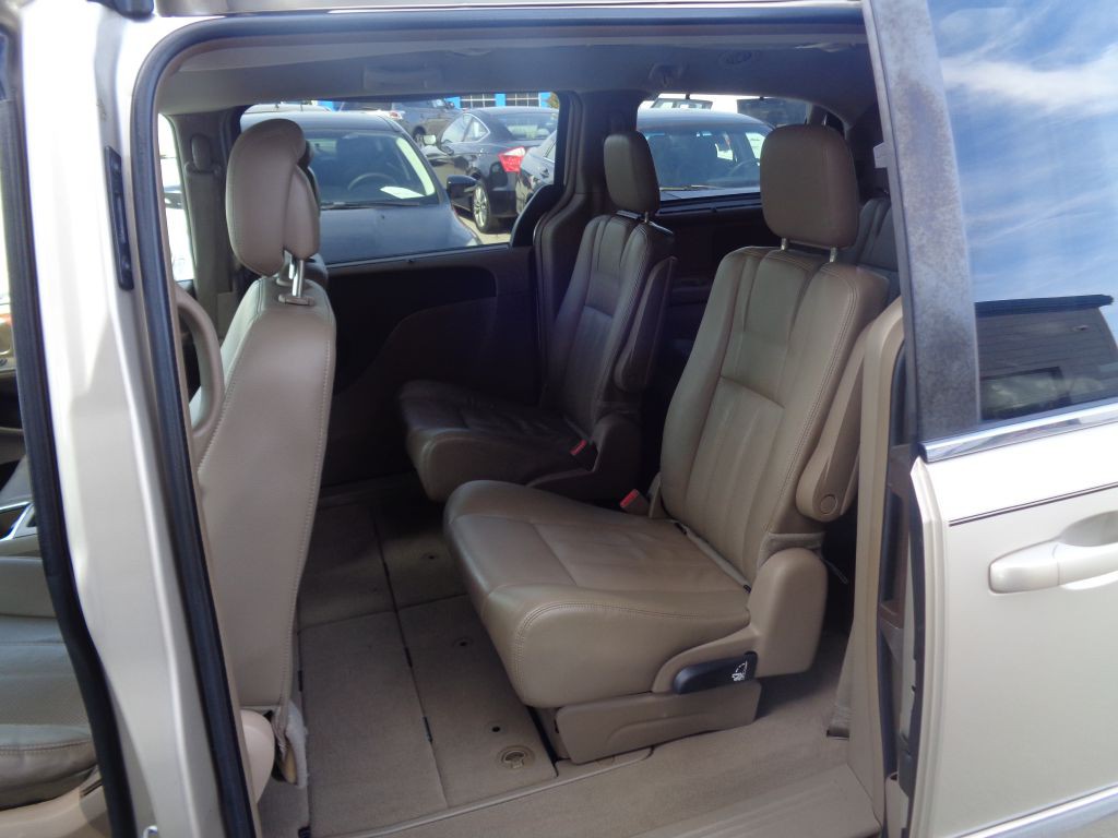 2014 Chrysler Town & Country Image 7