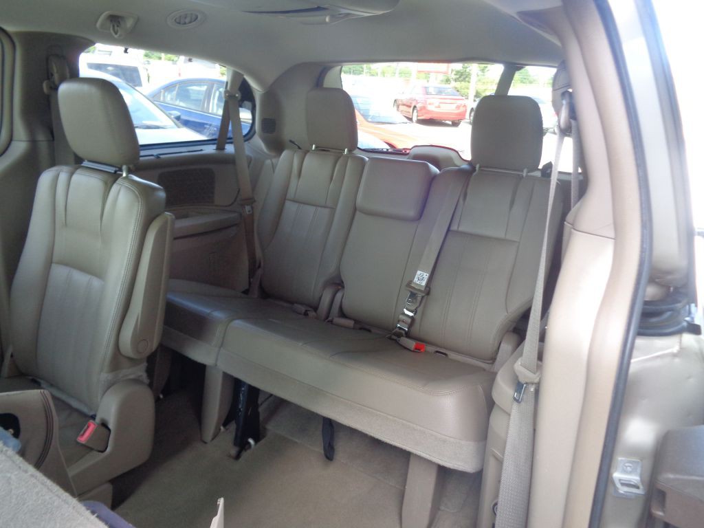 2014 Chrysler Town & Country Image 8
