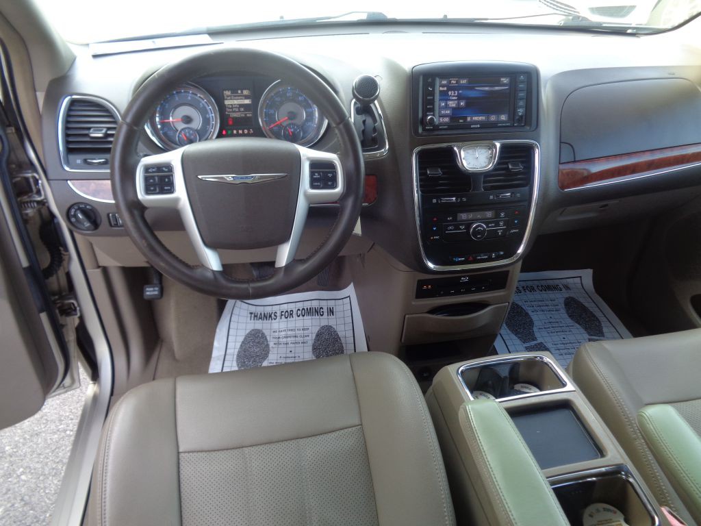 2014 Chrysler Town & Country Image 10