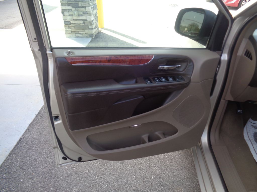 2014 Chrysler Town & Country Image 11