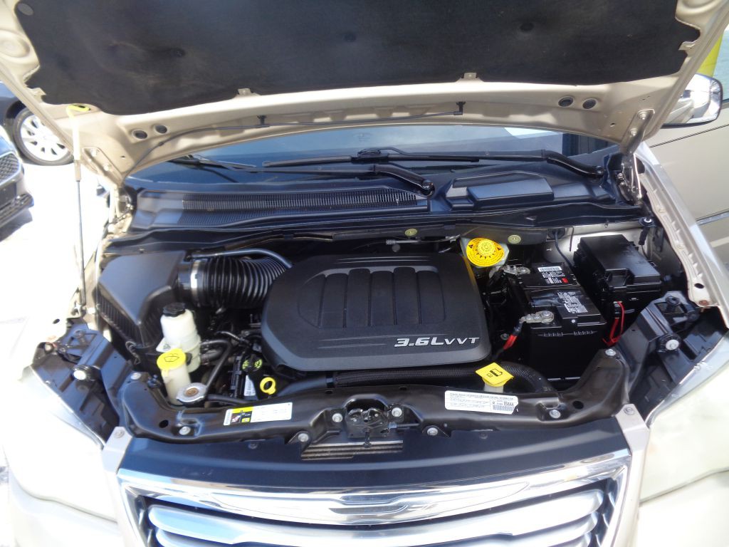 2014 Chrysler Town & Country Image 12