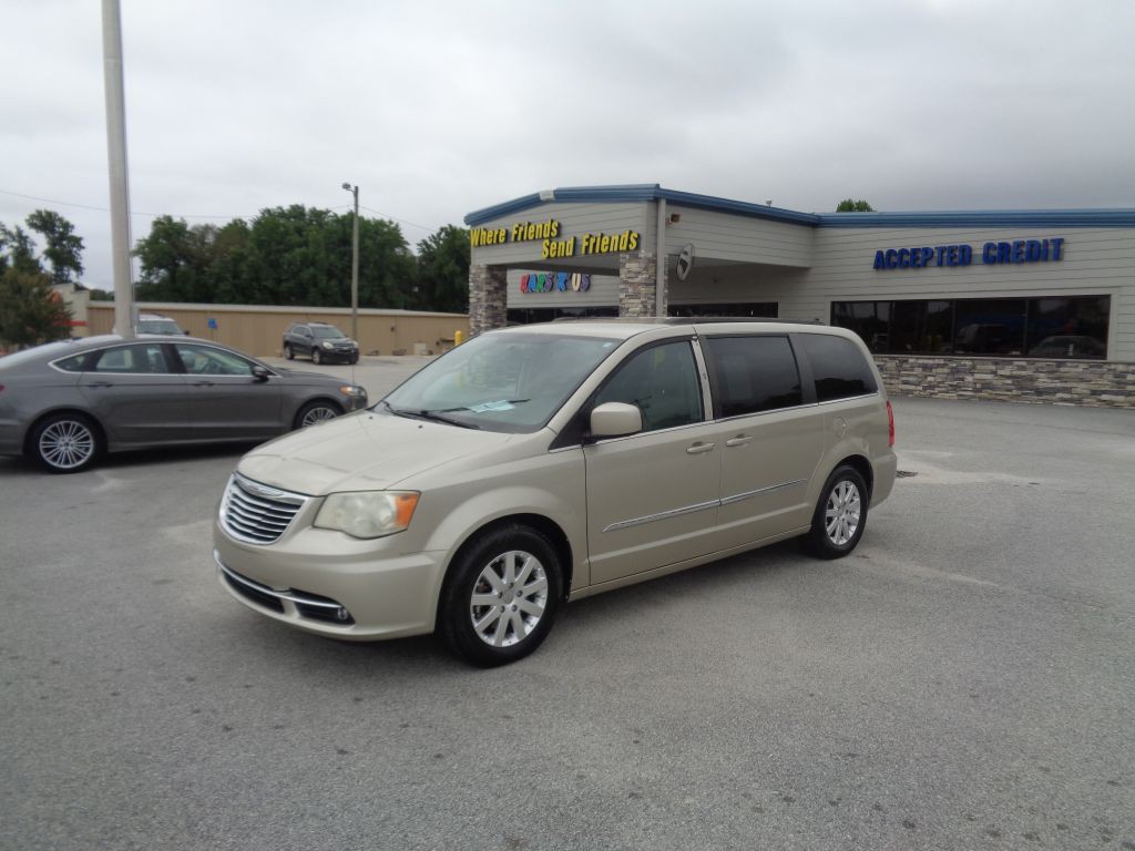 2014 Chrysler Town & Country Image 1