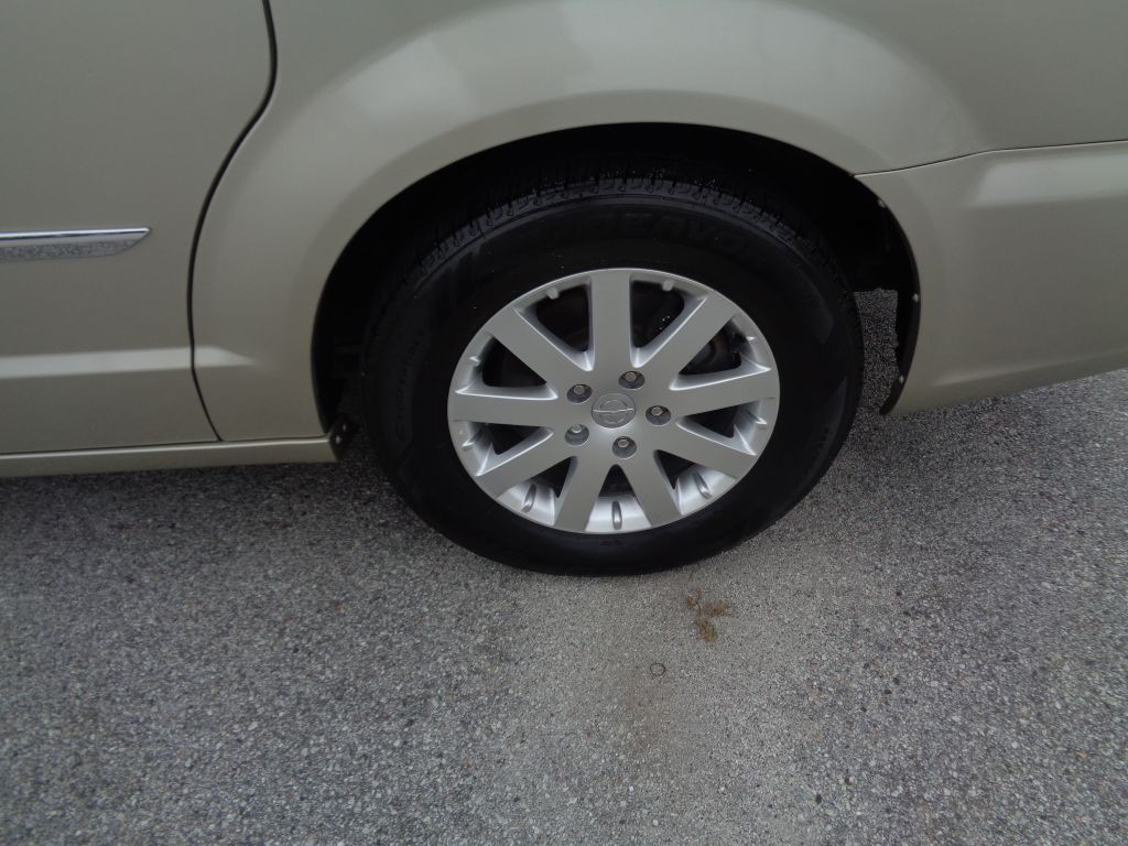 2014 Chrysler Town & Country Image 2