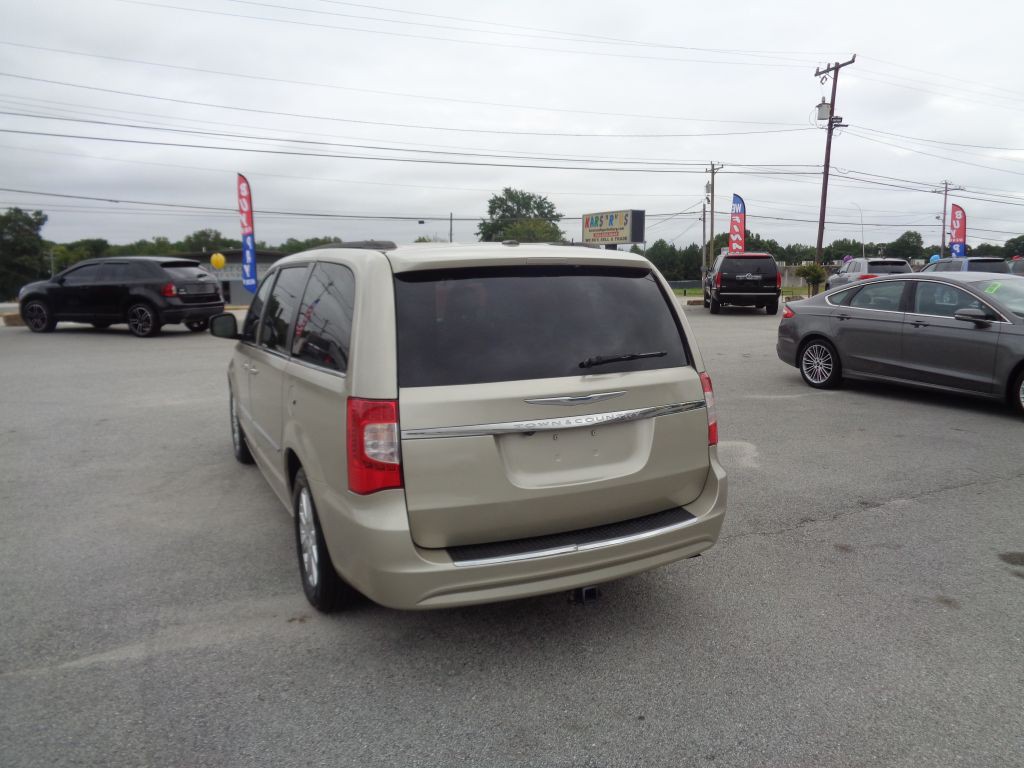 2014 Chrysler Town & Country Image 3