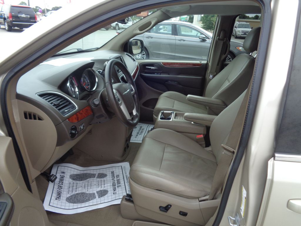 2014 Chrysler Town & Country Image 6