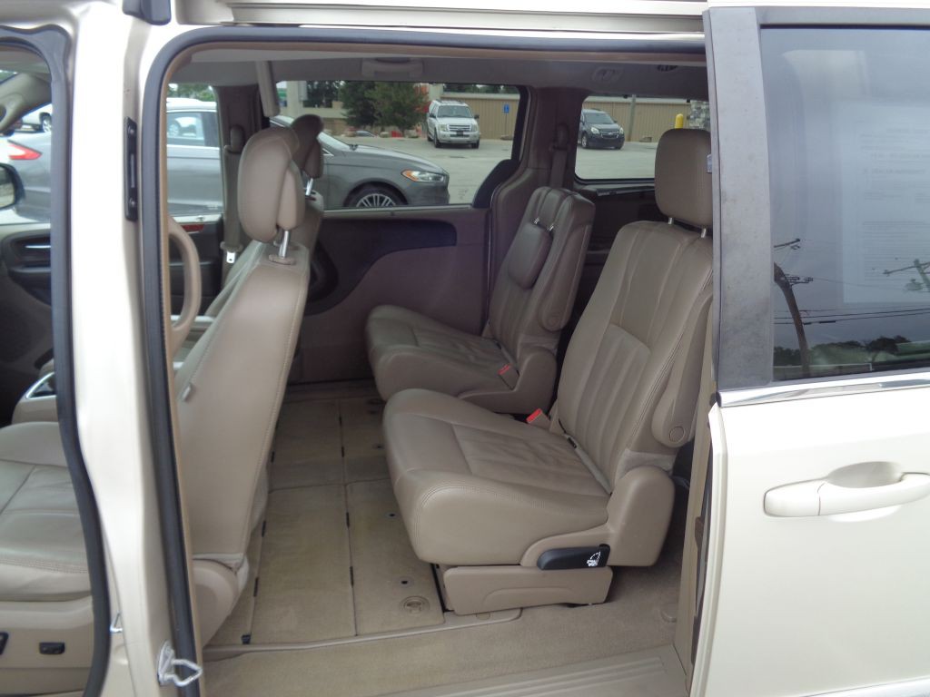 2014 Chrysler Town & Country Image 7