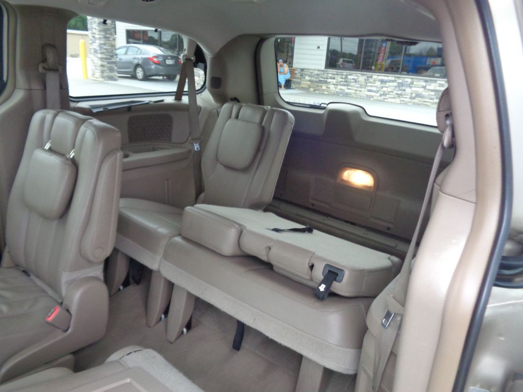 2014 Chrysler Town & Country Image 8