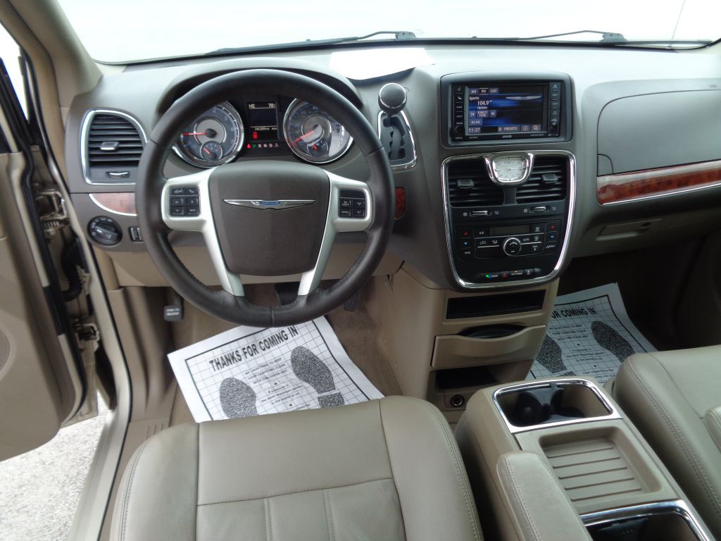 2014 Chrysler Town & Country Image 10