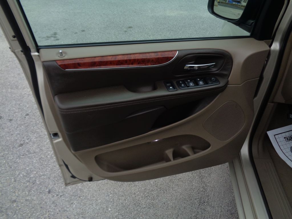2014 Chrysler Town & Country Image 11