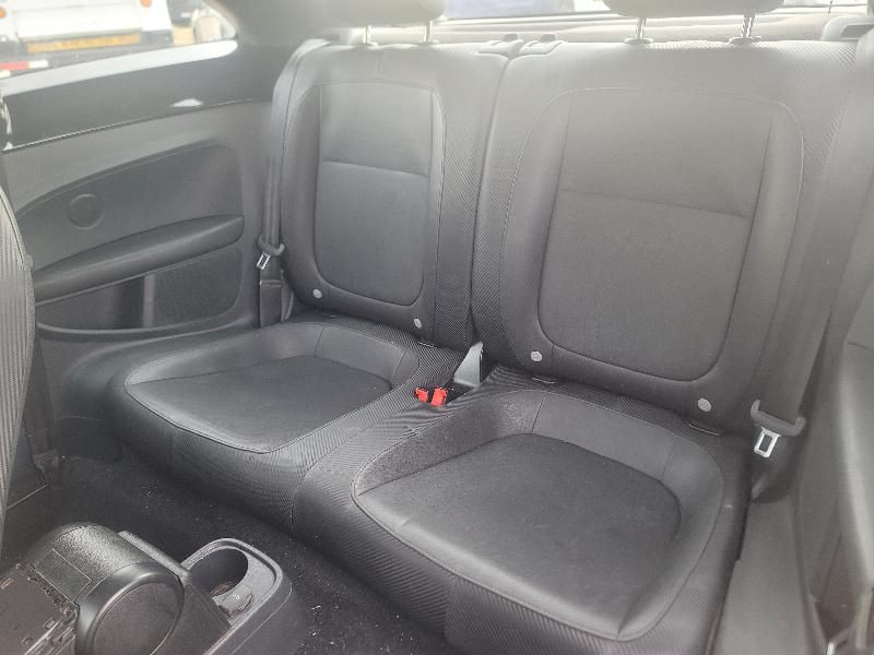 2012 Volkswagen Beetle Image 9