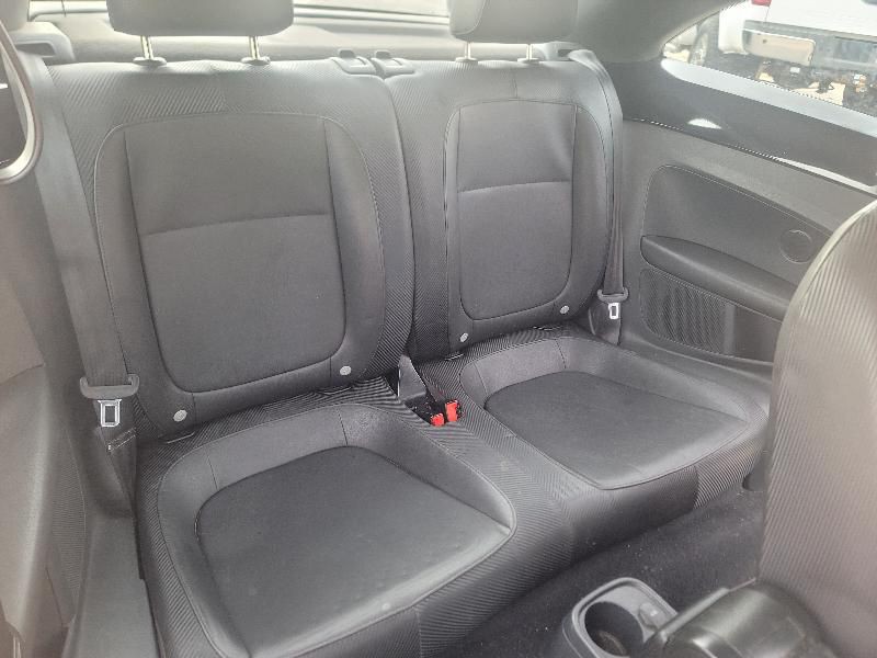 2012 Volkswagen Beetle Image 13