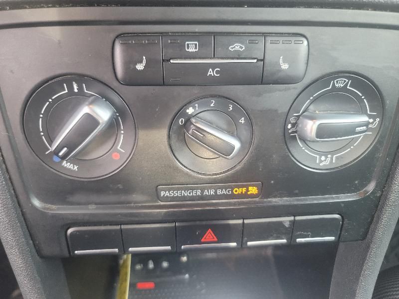 2012 Volkswagen Beetle Image 14