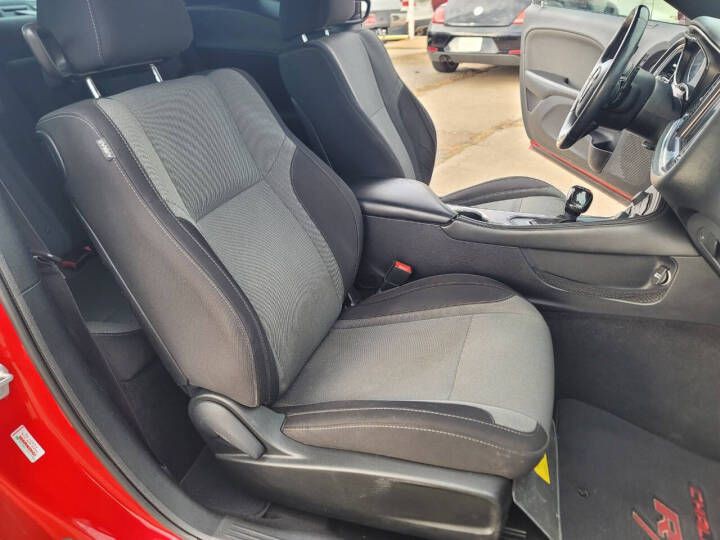 2015 Dodge Challenger Image 9