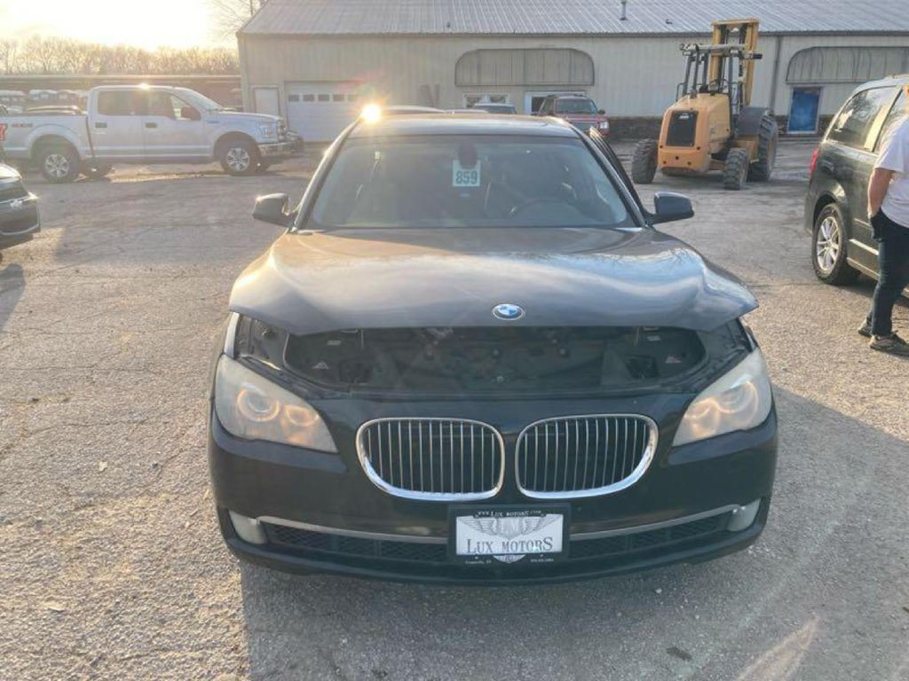 2012 BMW 7 Series Image 2