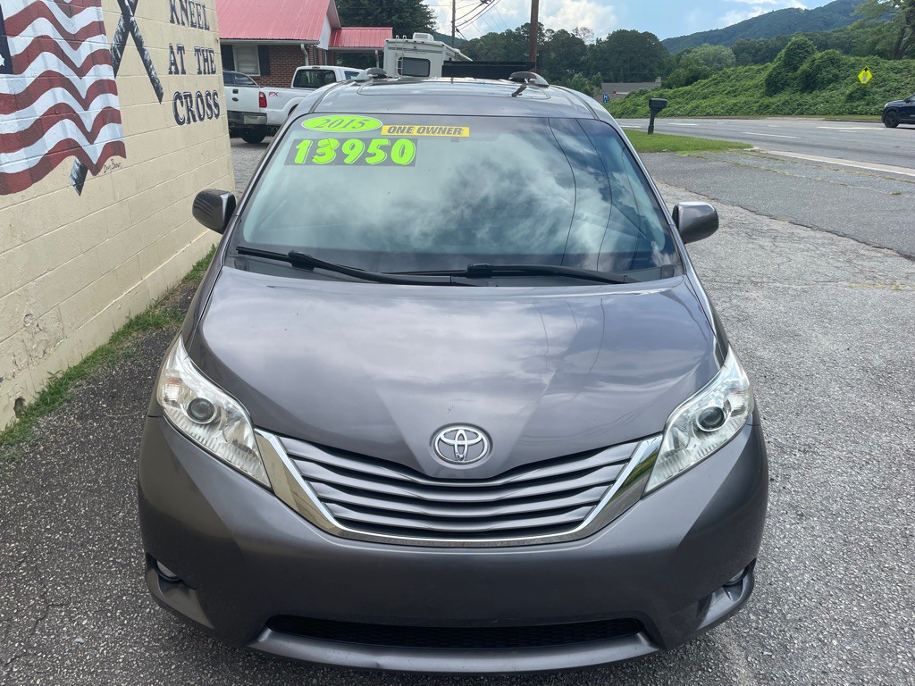 2015 Toyota Sienna Image 2