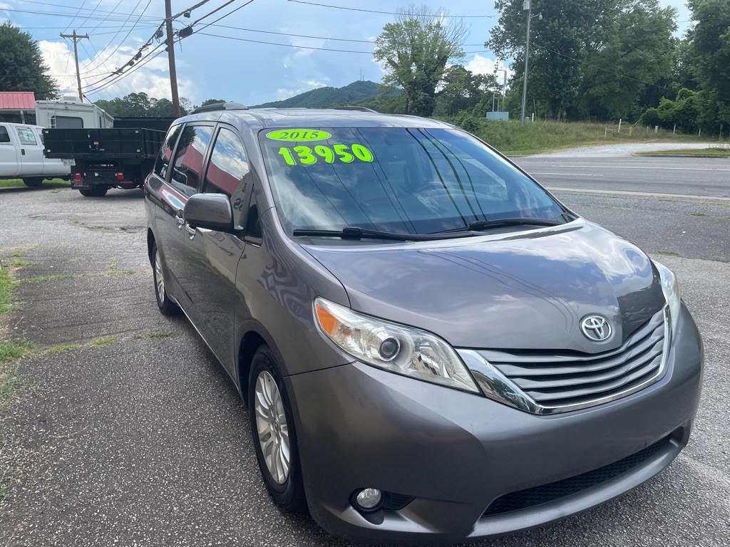 2015 Toyota Sienna Image 3