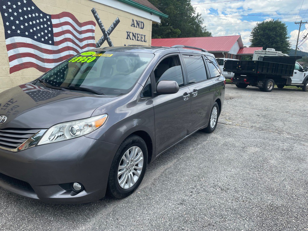 2015 Toyota Sienna Image 4