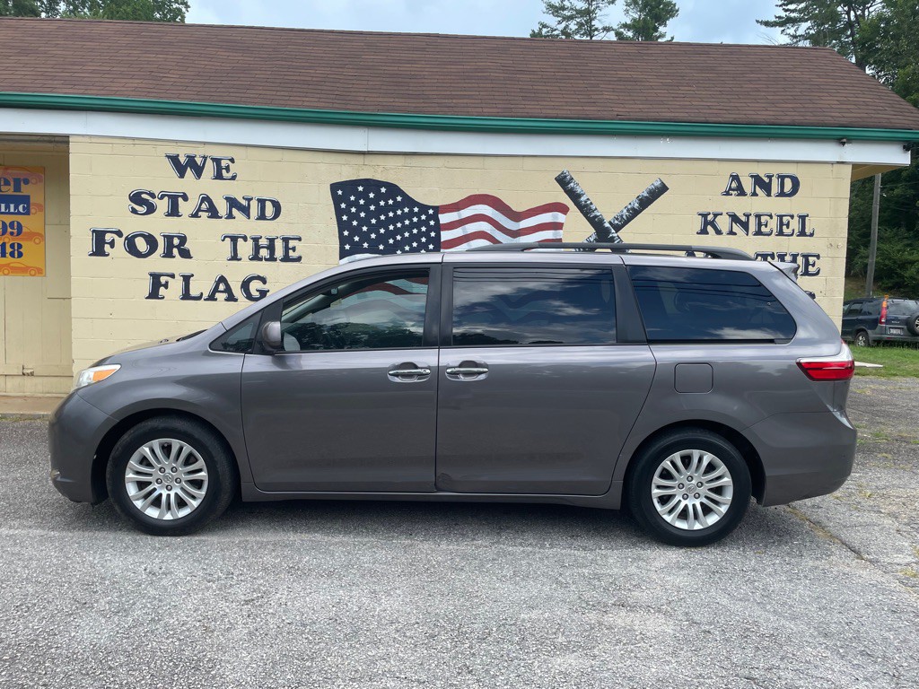2015 Toyota Sienna Image 6