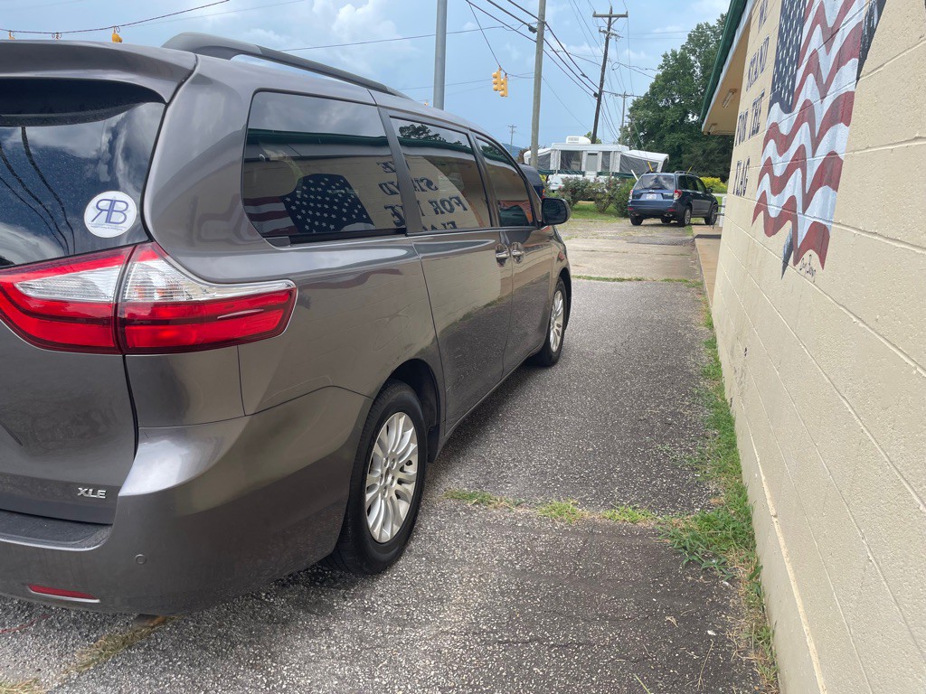 2015 Toyota Sienna Image 8