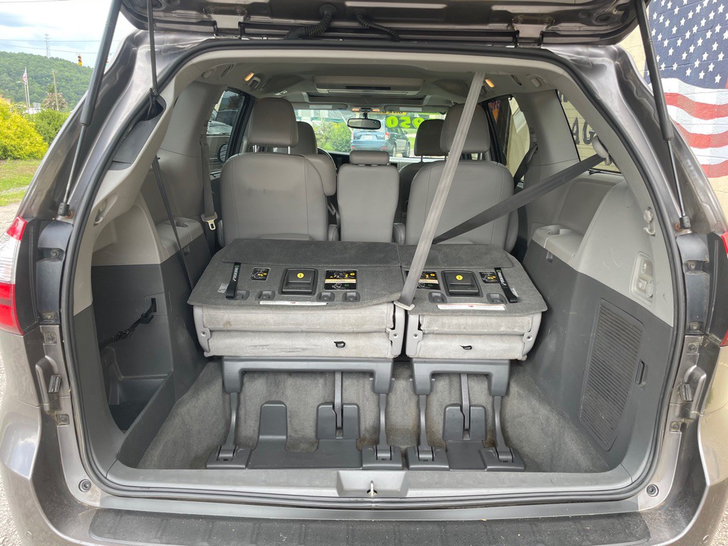 2015 Toyota Sienna Image 10