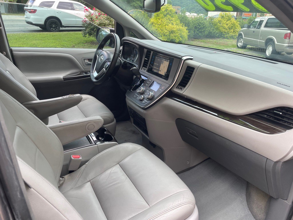 2015 Toyota Sienna Image 11
