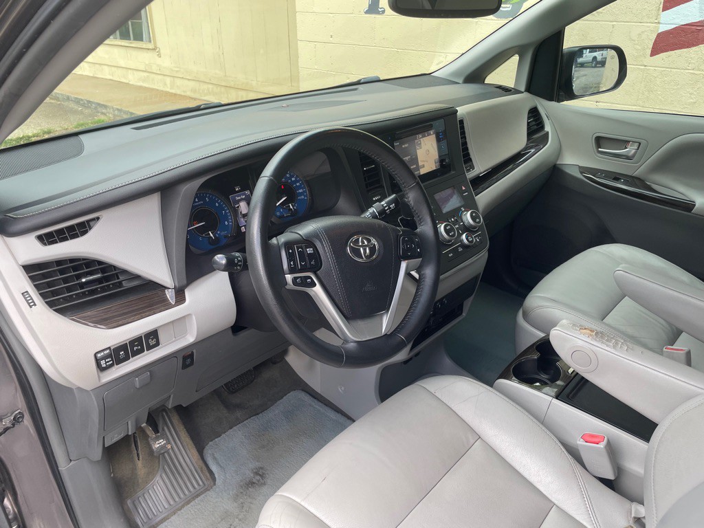 2015 Toyota Sienna Image 12