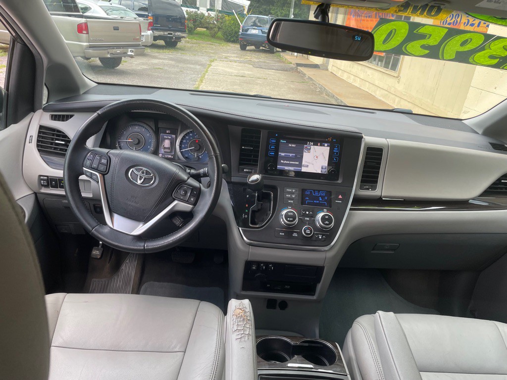 2015 Toyota Sienna Image 13