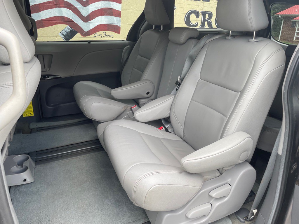 2015 Toyota Sienna Image 14