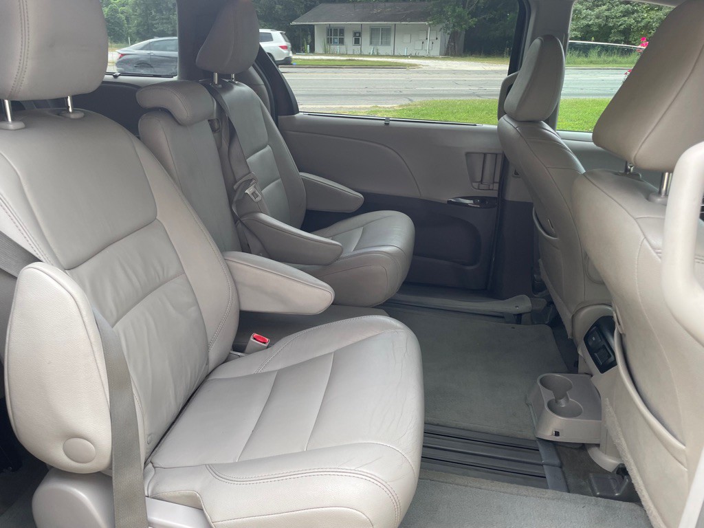 2015 Toyota Sienna Image 15