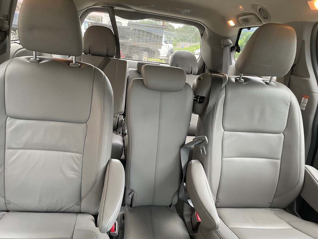 2015 Toyota Sienna Image 16