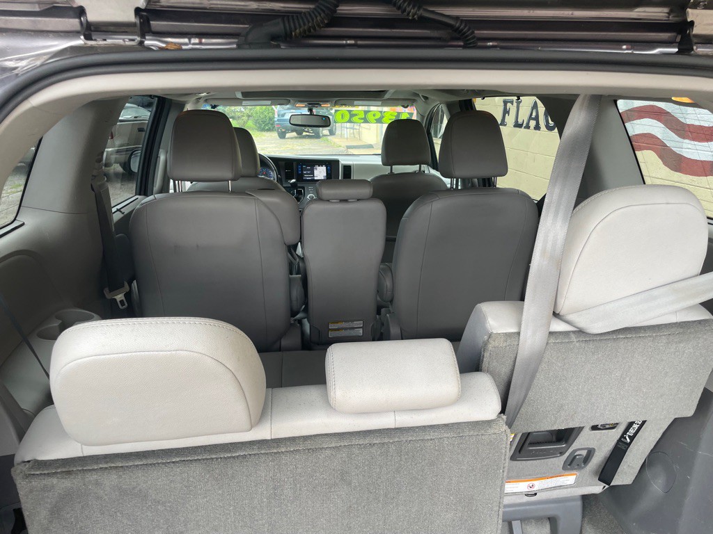 2015 Toyota Sienna Image 17