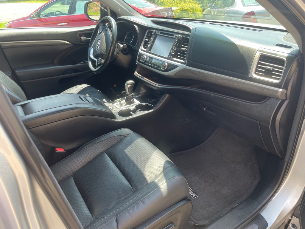 2017 Toyota Highlander Image 12