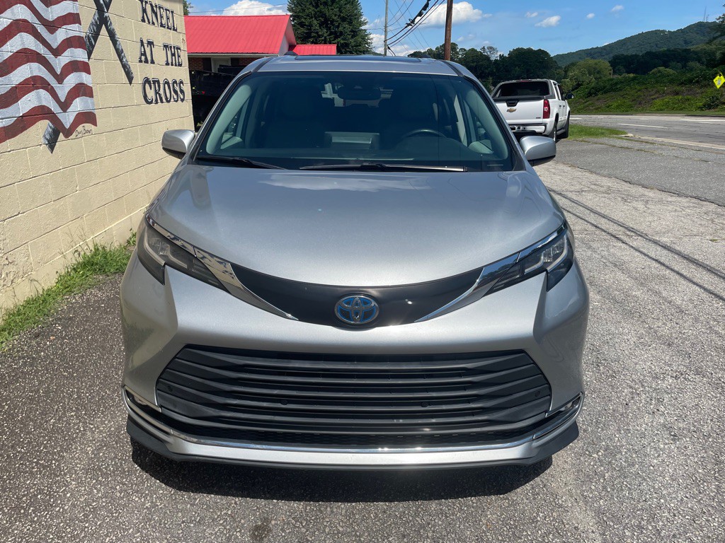 2021 Toyota Sienna Image 2