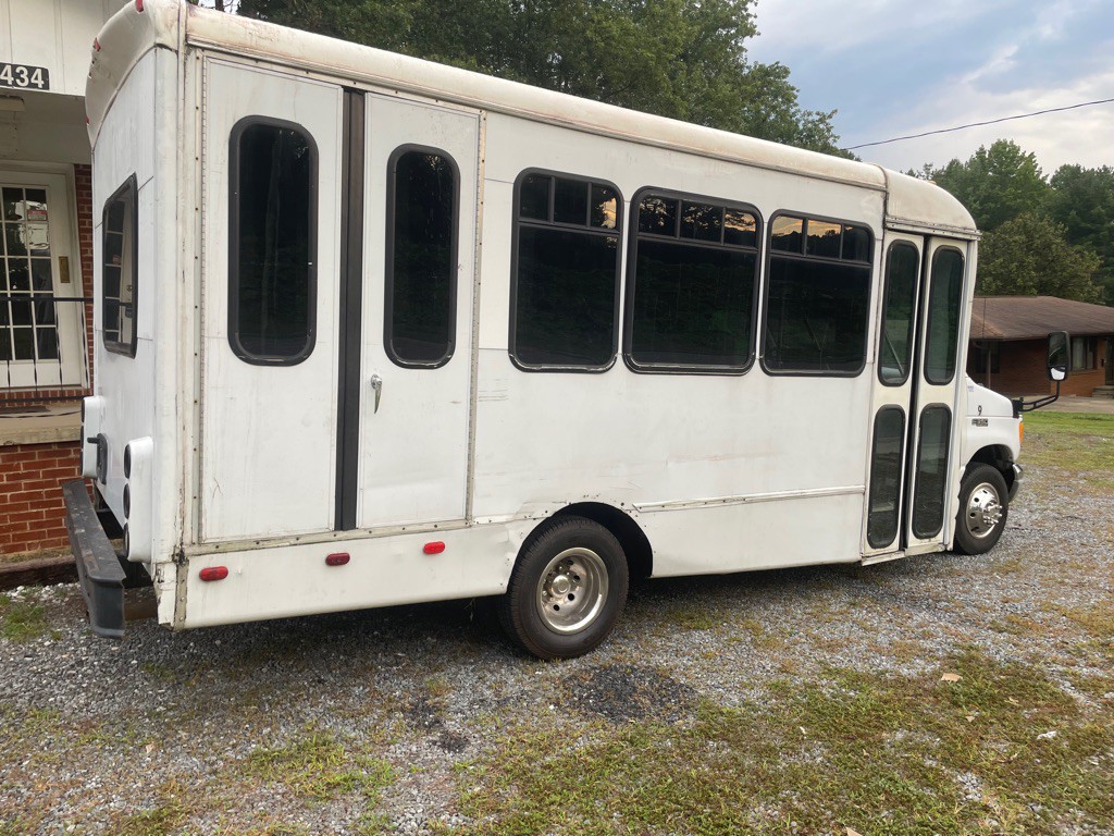 2002 Ford Econoline Image 8