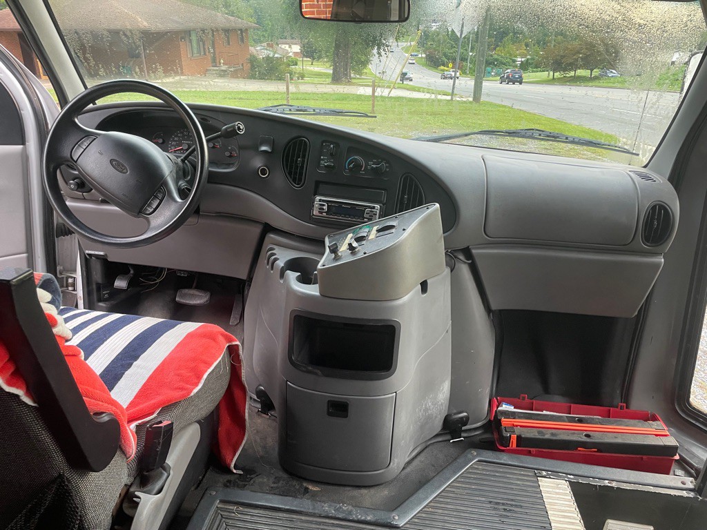 2002 Ford Econoline Image 9