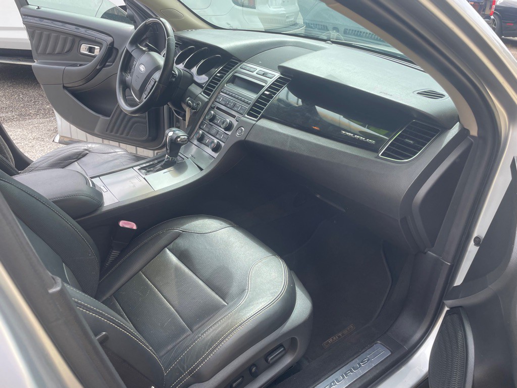 2010 Ford Taurus Image 9