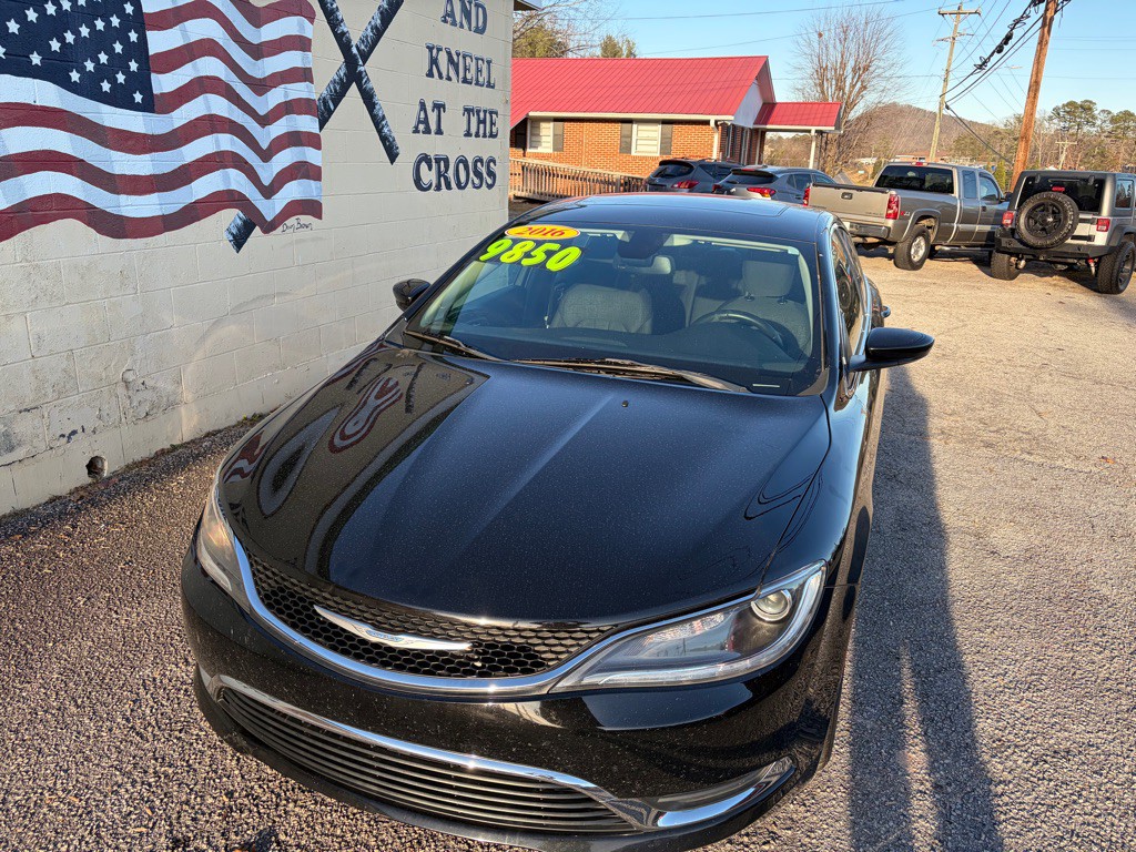 2016 Chrysler 200 Image 2
