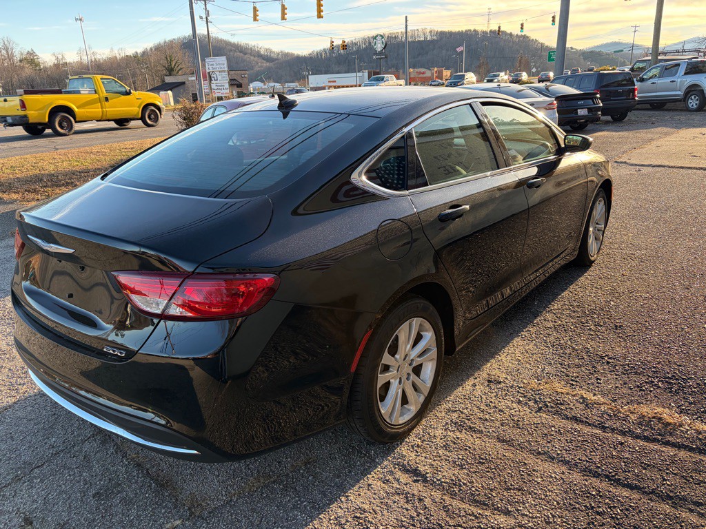 2016 Chrysler 200 Image 5