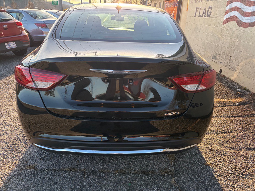 2016 Chrysler 200 Image 6