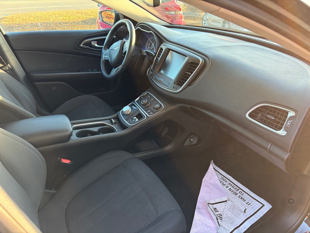 2016 Chrysler 200 Image 8