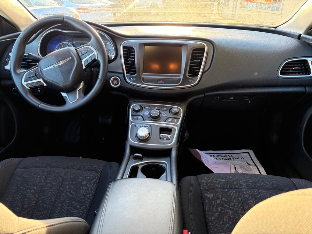 2016 Chrysler 200 Image 9