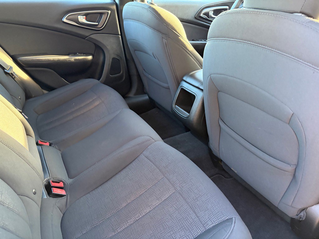 2016 Chrysler 200 Image 10