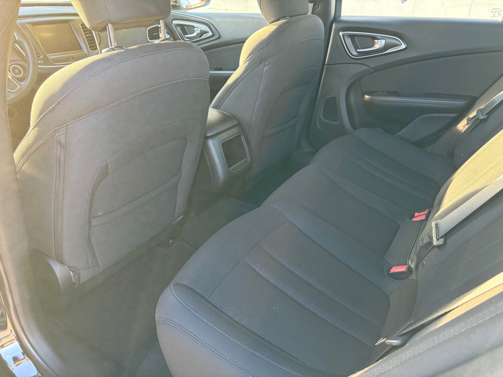 2016 Chrysler 200 Image 11