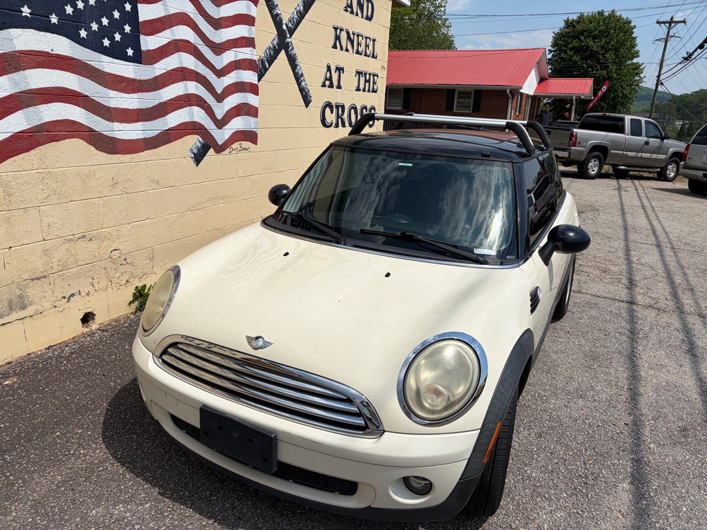 2009 MINI Cooper Image 2