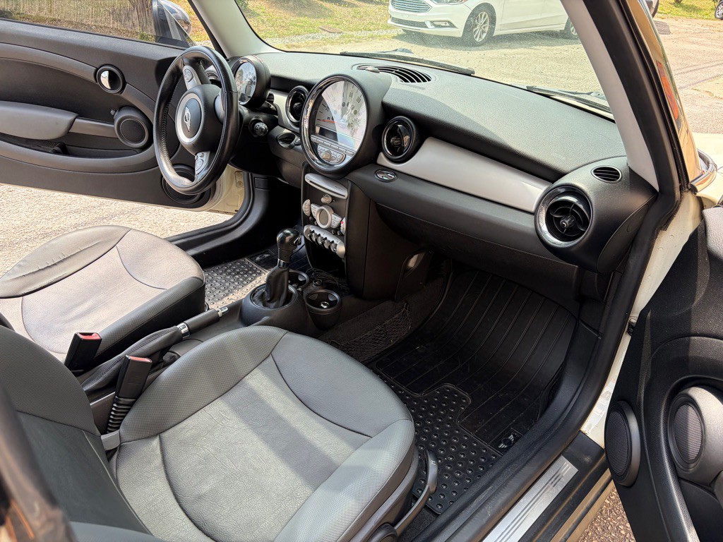 2009 MINI Cooper Image 10