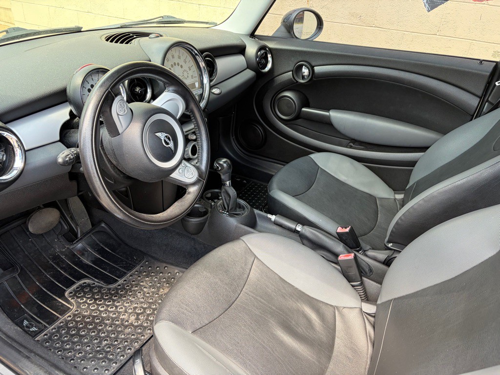2009 MINI Cooper Image 11